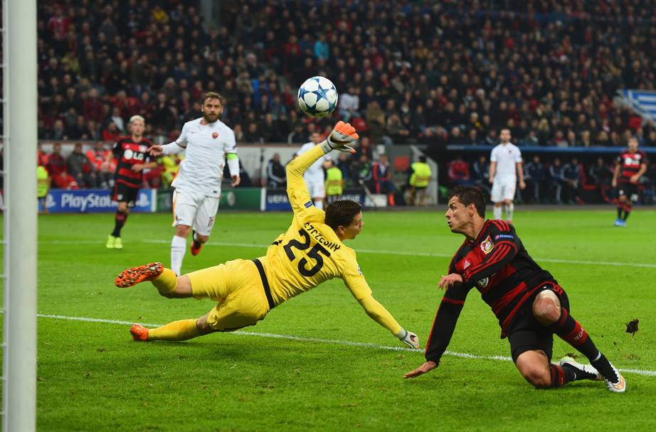 Al 19&#39; il raddoppio del Leverkusen: Hernandez prima sbaglia, poi raccoglie la respinta di Szczesny. Getty